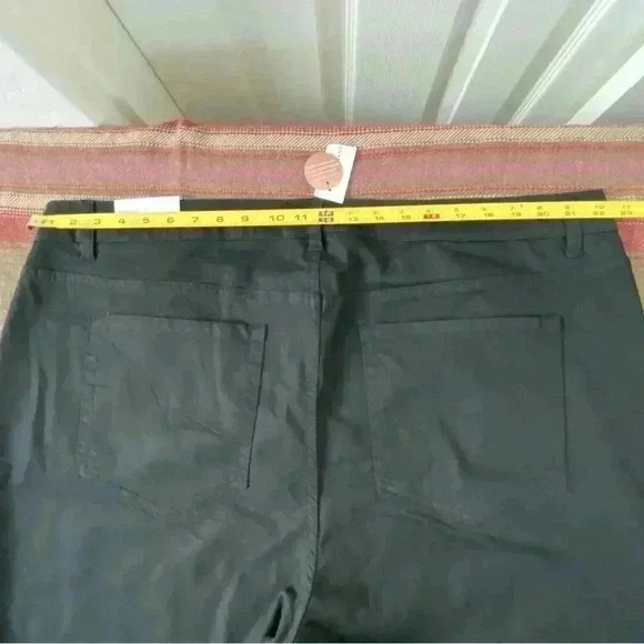 LANE BRYANT Bermuda Jean Short Flex Magic Mid Rise NWT Size 26 - Picture 6 of 7